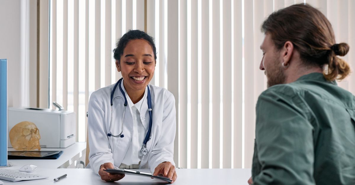 Recepção de clínica recebendo uma paciente