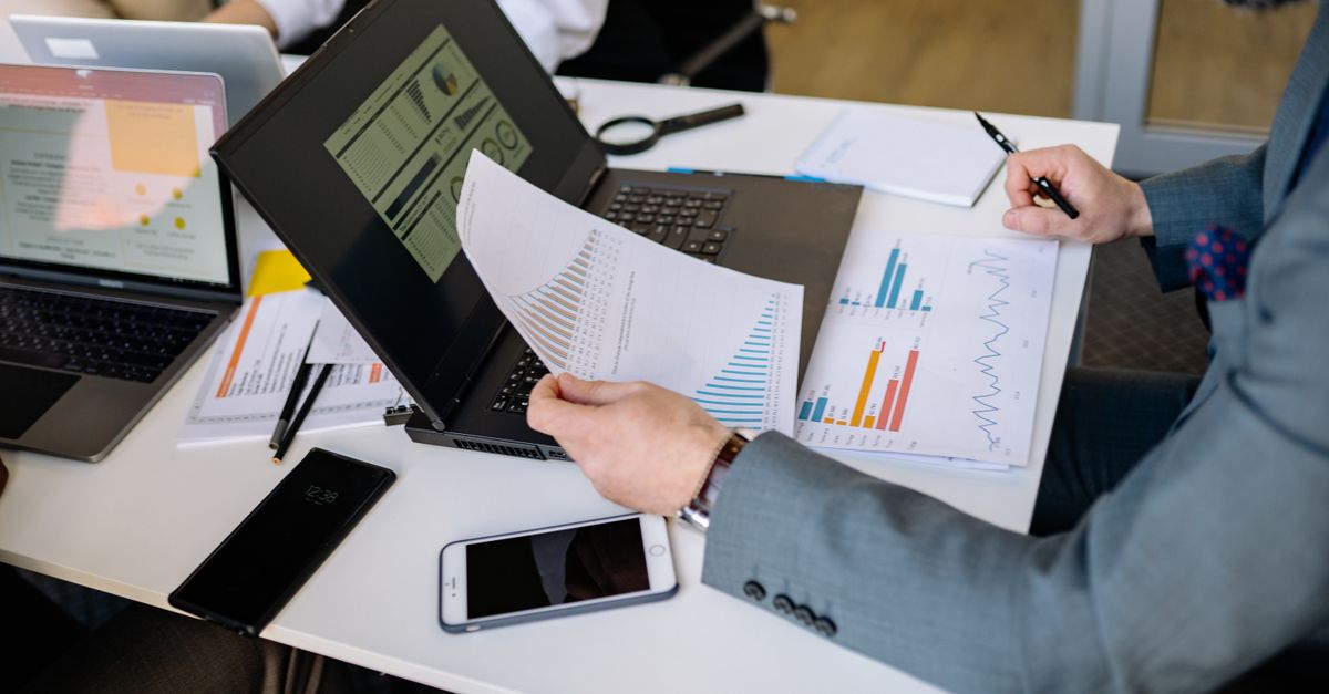 Gestora revisando o relatório financeiro da clínica