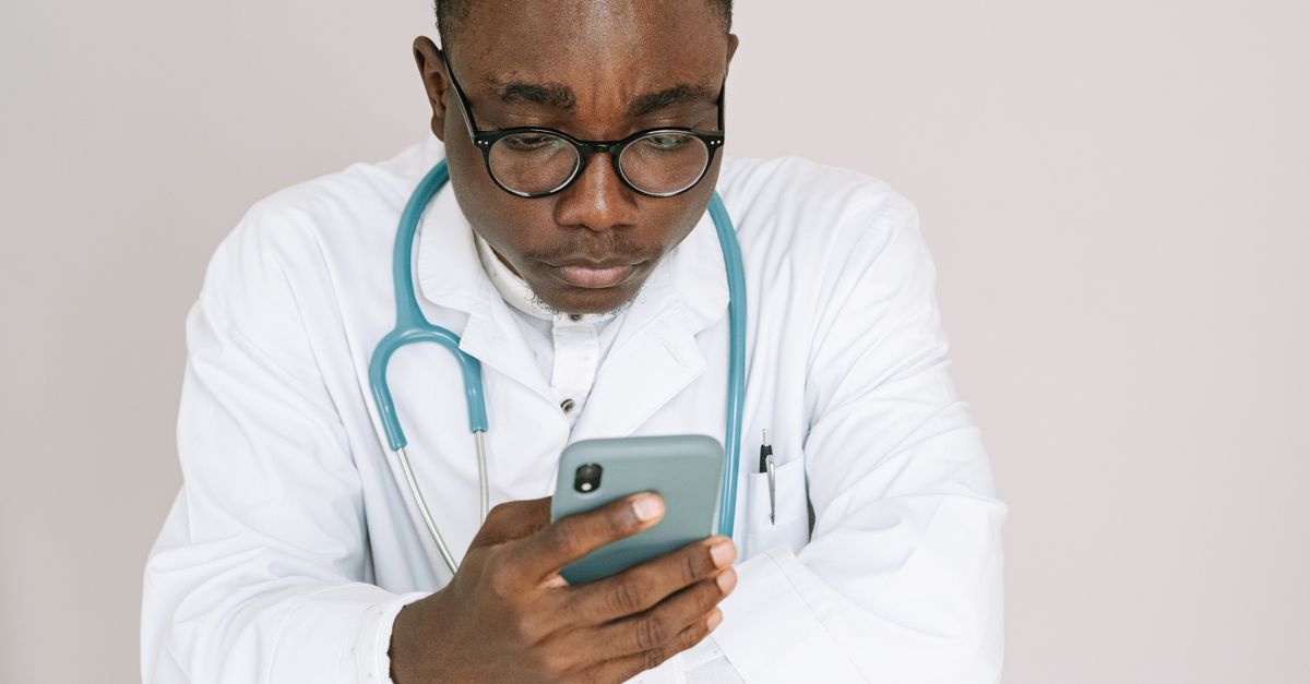 Médico usando o WhatsApp da clínica no celular